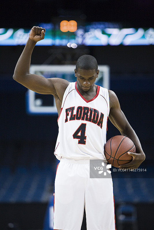 篮球运动员举起手臂欢呼，肖像图片素材