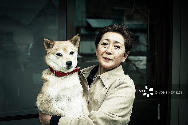 女人和狗的肖像图片素材