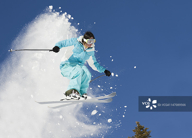 科罗拉多州的年轻人跳台滑雪图片素材