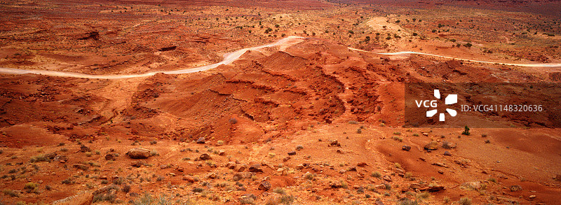 穿越犹他州纪念碑谷的沙漠公路图片素材