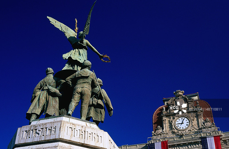低角度的雕像在市政厅前，阿尔卑斯-滨海地区。图片素材