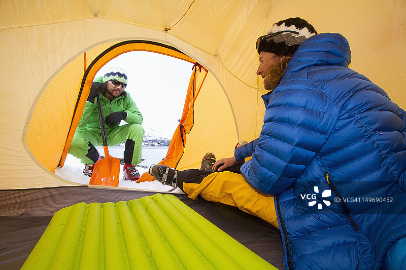 挪威，林根，帐篷里的滑雪者，微笑着图片素材