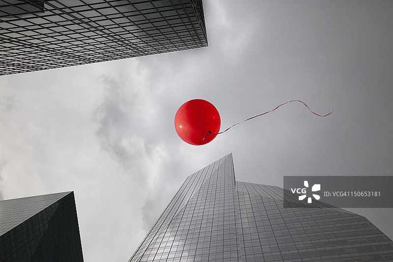 红色气球飘过摩天大楼图片素材