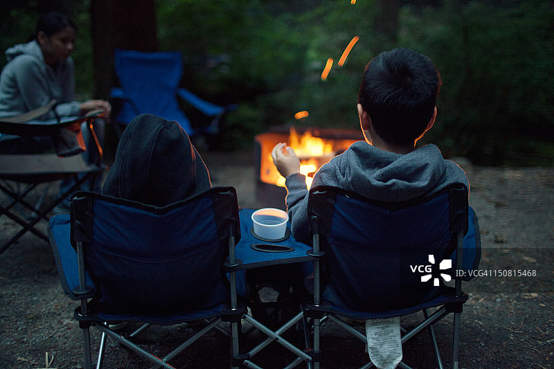 一家人晚上坐在篝火旁图片素材