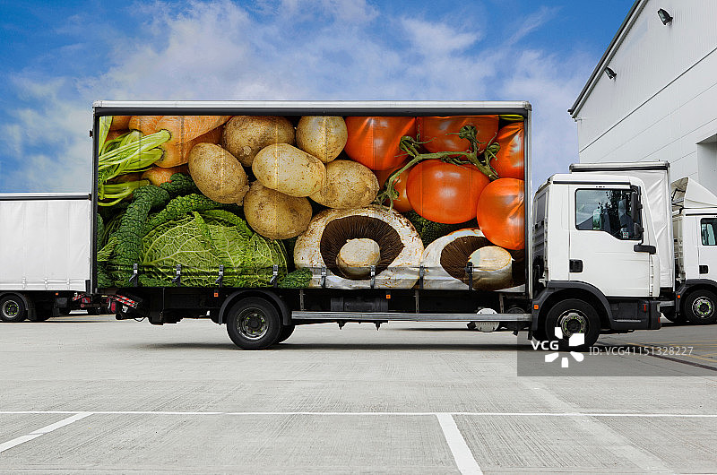 配送仓库外停着一辆装着蔬菜的卡车图片素材