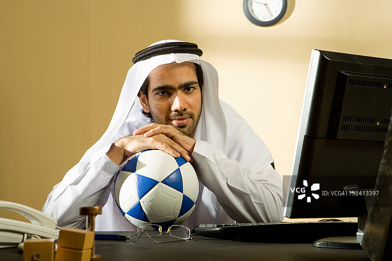 在办公室里踢足球的商人图片素材