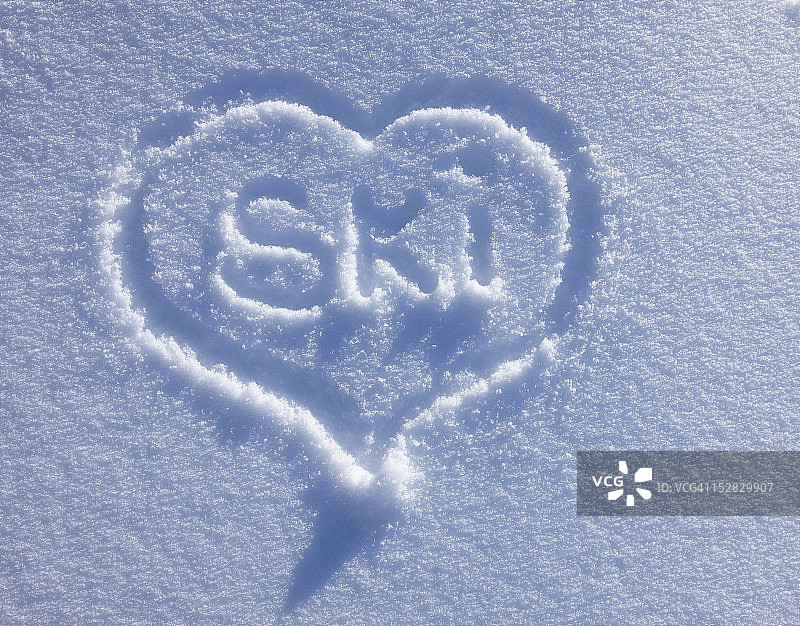 滑雪里面的心写着雪图片素材