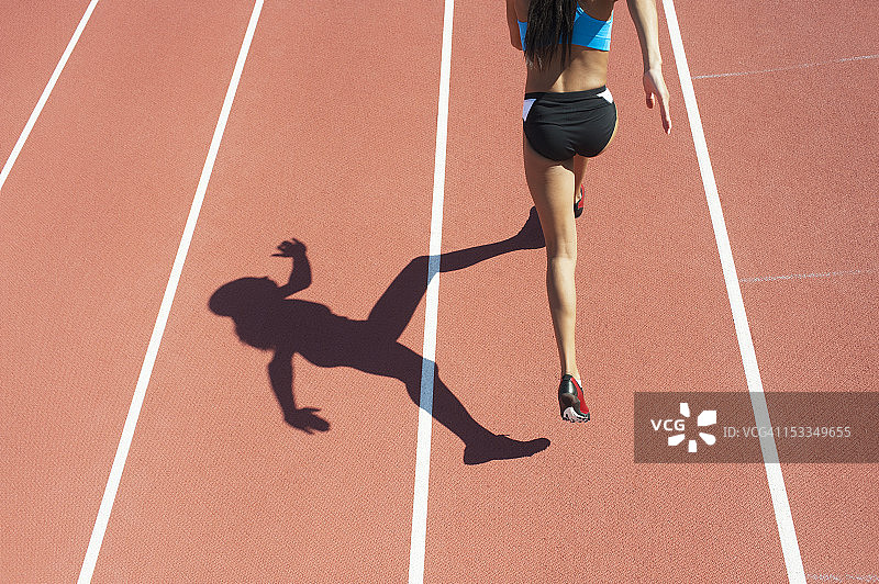 女运动员在跑道上跑步，后视镜图片素材