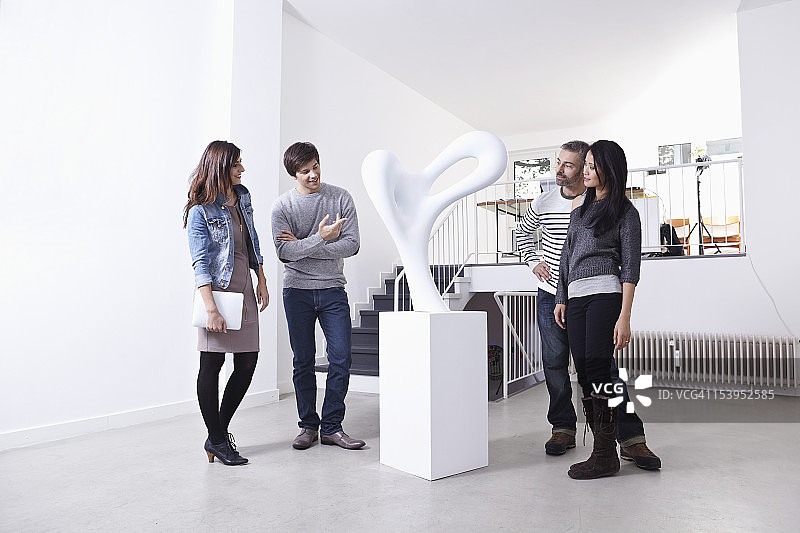 德国，科隆，男人和女人站在画廊，微笑图片素材