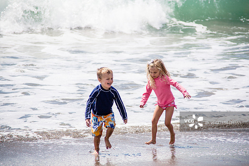 男孩和女孩在海滩上图片素材