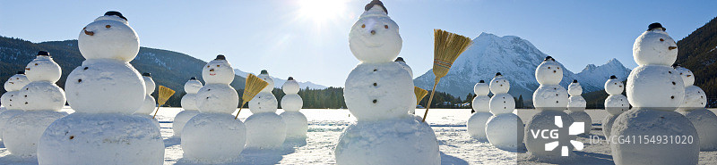 雪人团-雪人戴着帽子和扫帚在太阳图片素材