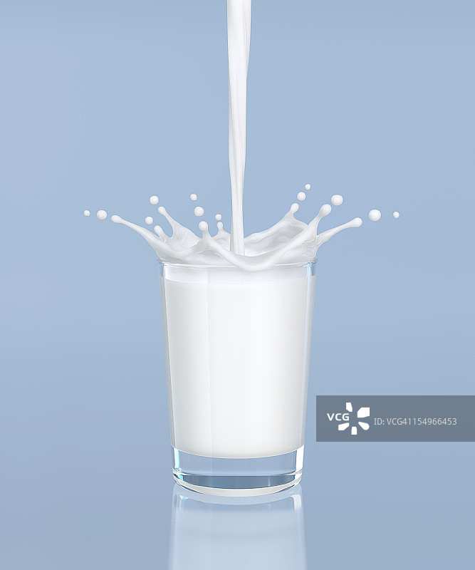 牛奶溅在玻璃杯里(倒)图片素材