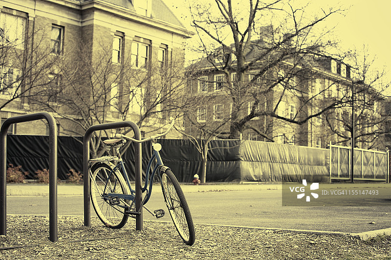 大学校园里被锁的自行车图片素材