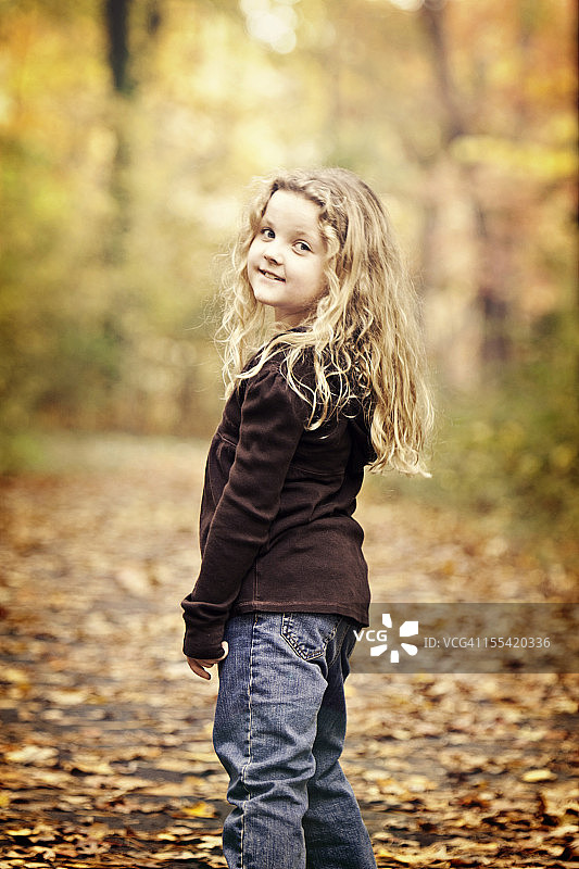 秋天森林里的小女孩图片素材
