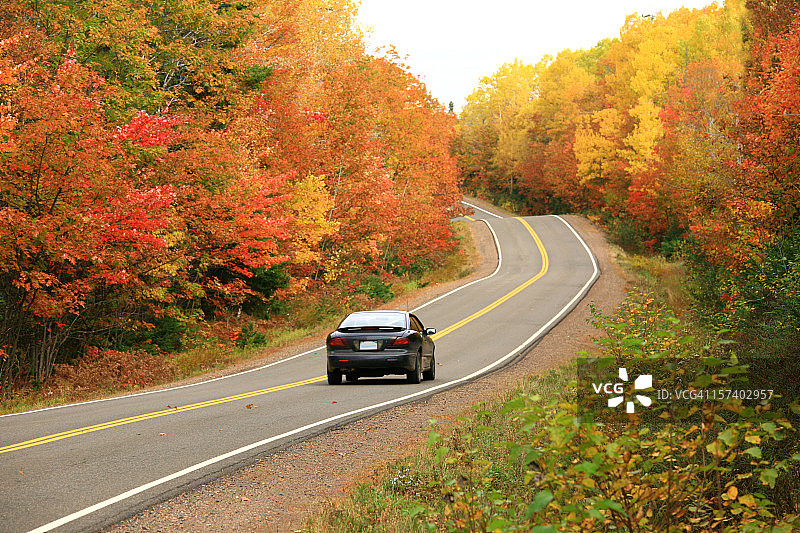 秋天，汽车在偏远的阿巴拉契亚高速公路上行驶图片素材