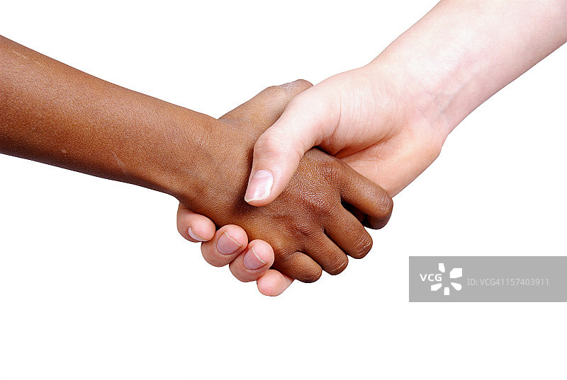 黑人和白人孩子之间的握手图片素材
