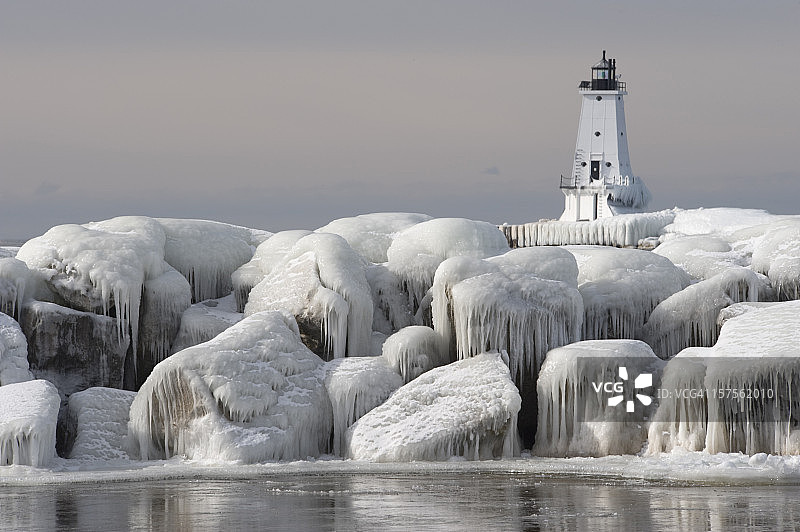 五大湖灯塔和冰覆盖的岩石在前景图片素材
