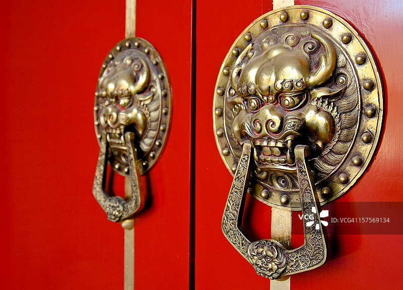 红门上的亚洲狮门门环图片素材