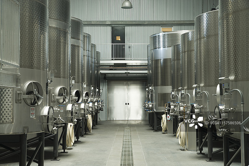 现代化的酿酒厂发酵设备。图片素材