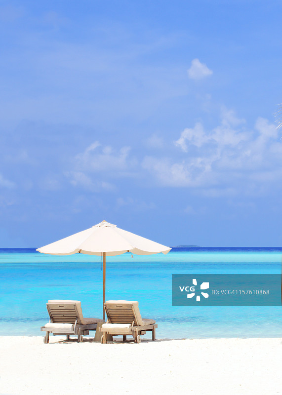 美丽的热带海滩，躺椅和阳伞。图片素材