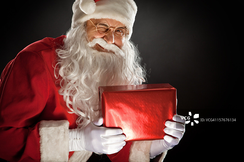 圣诞老人拿着礼物盒图片素材