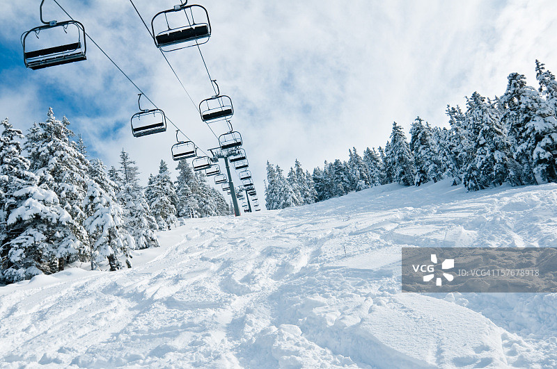 雪地冬季景观中的椅子升降机图片素材