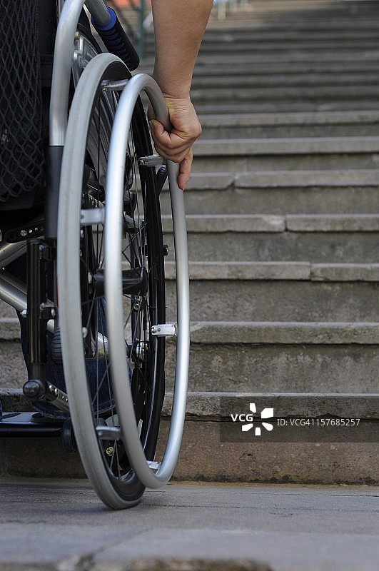 轮椅使用者应站在楼梯附近图片素材
