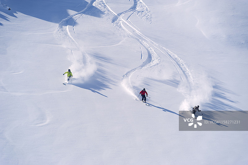 我喜欢在粉状雪中滑雪图片素材