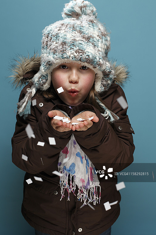 可爱的女孩在冬天的帽子图片素材