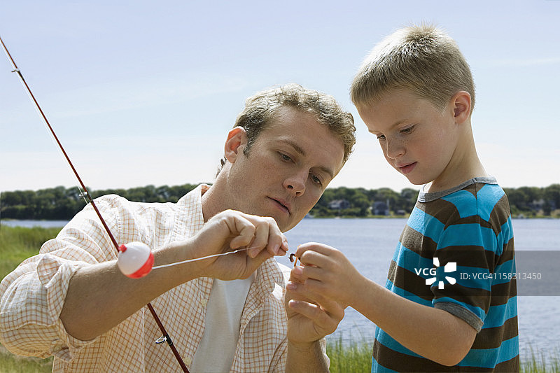 白种人父亲和儿子钓鱼图片素材
