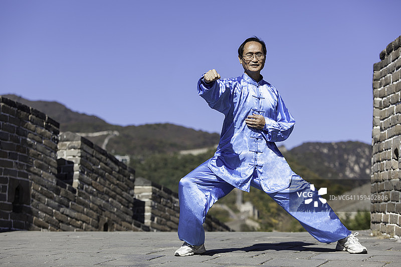 一个人在中国的长城上打太极拳图片素材