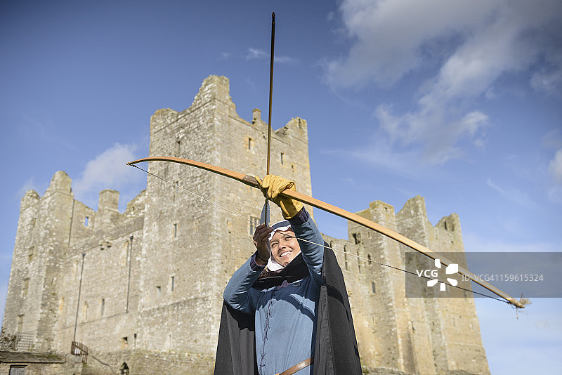 历史系学生穿着古装在博尔顿城堡外学习射箭，博尔顿城堡是一座14世纪一级保护建筑，被列为古代纪念碑图片素材