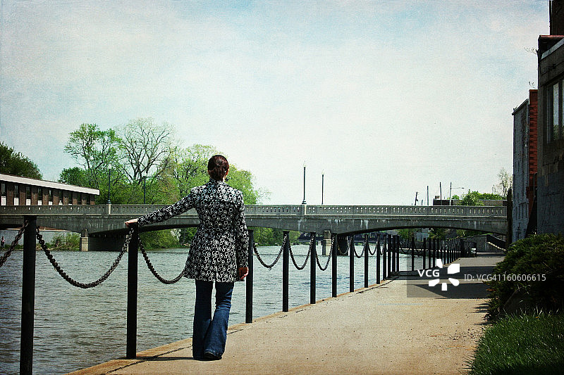 河边步道上的女人图片素材