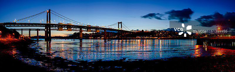 日落后的塔玛和布鲁内尔大桥。图片素材