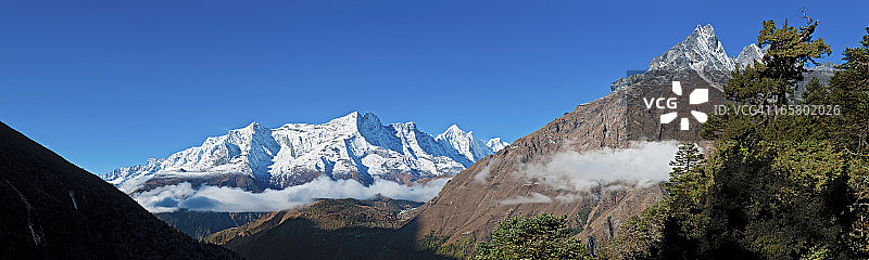 宁静的山黎明的山峰全景喜马拉雅山尼泊尔图片素材