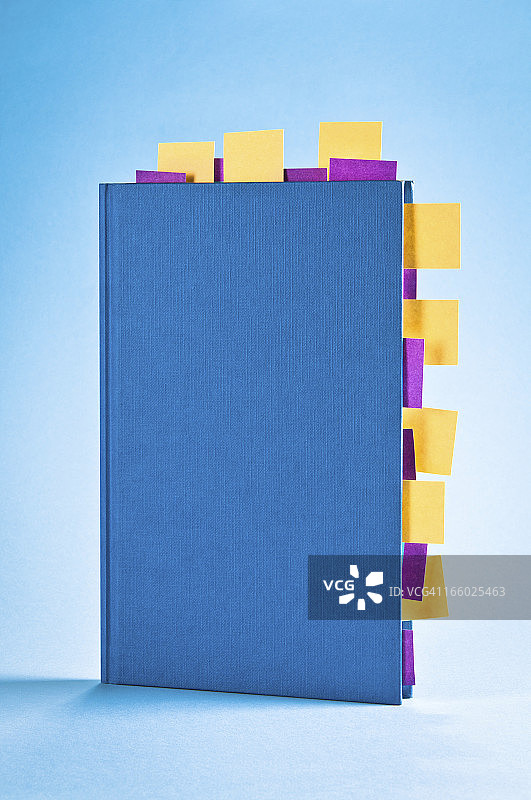 蓝色的记事本，黄色和紫色的便利贴图片素材