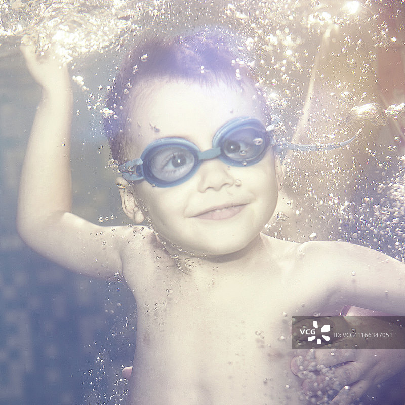 一个白人男孩在水下游泳图片素材