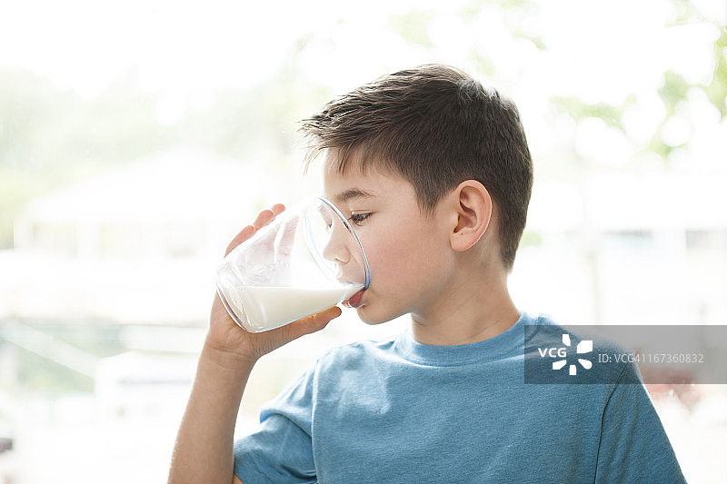 小男孩喝牛奶图片素材