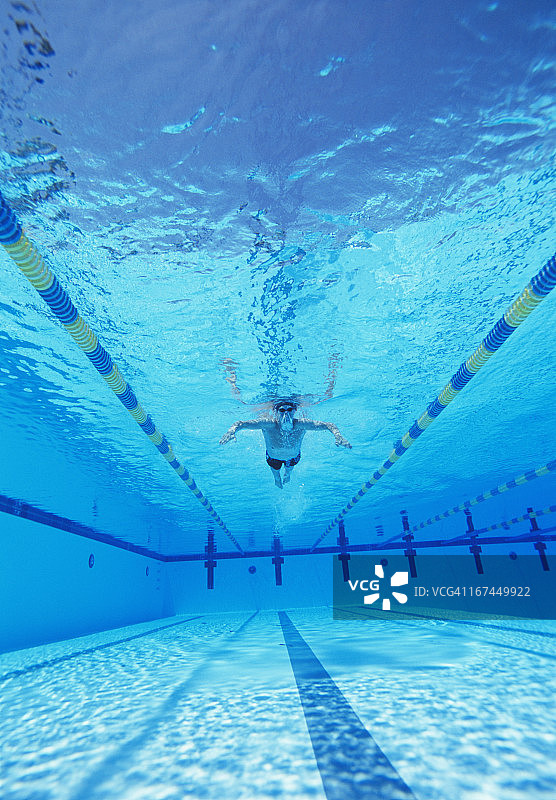 男运动员在游泳池游泳的水下镜头图片素材