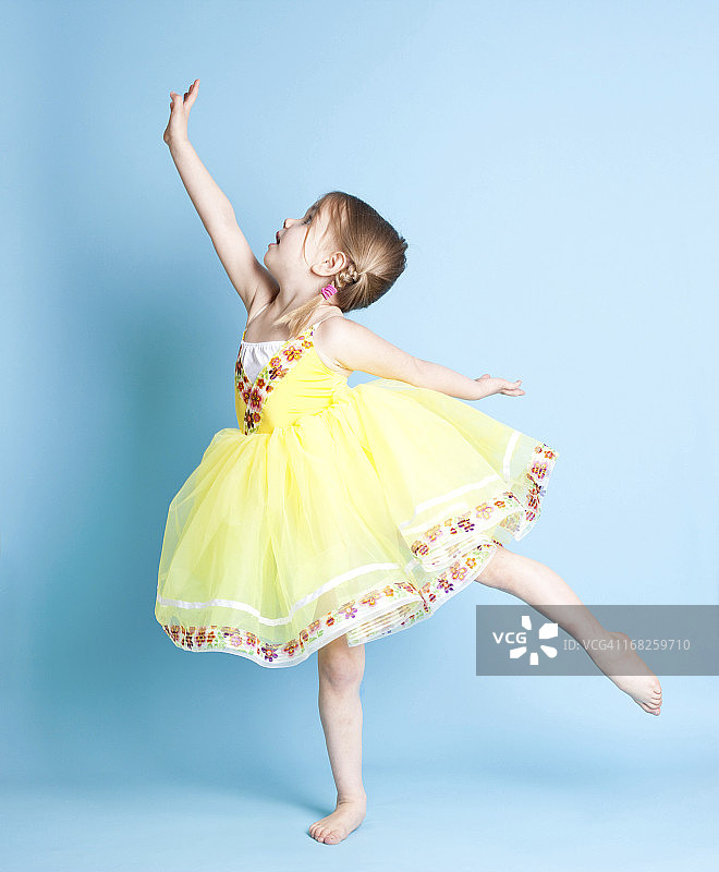 阿拉贝斯克的小芭蕾舞者图片素材