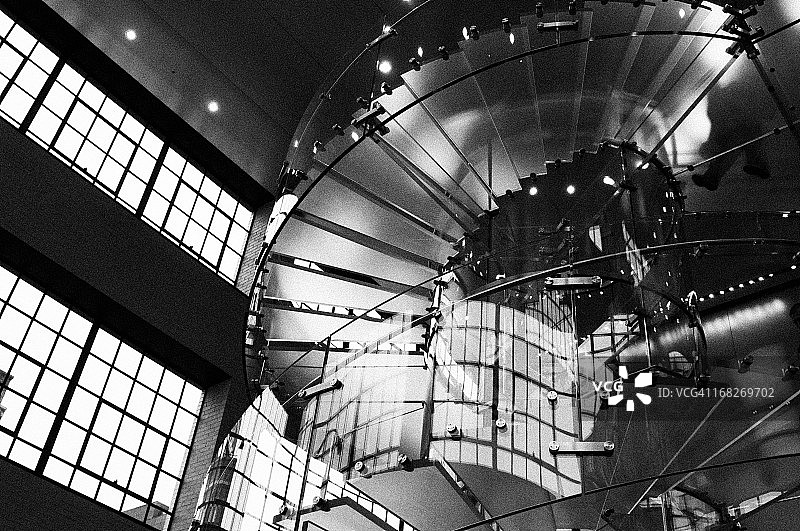 玻璃楼梯上的人们，纽约。黑色和白色。图片素材