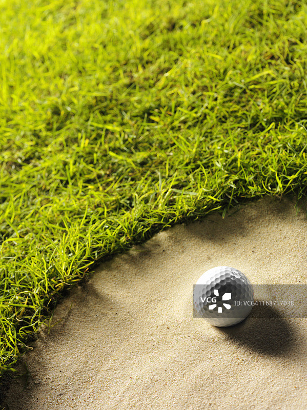 沙坑边上的高尔夫球图片素材