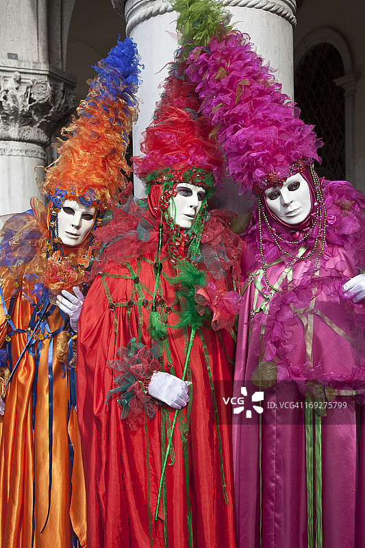 威尼斯狂欢节上穿着戏服的人物图片素材