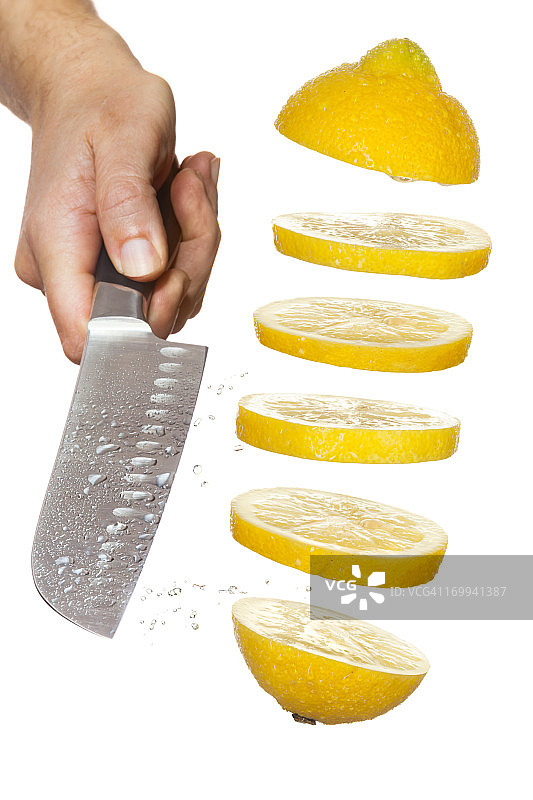 厨师刀在空中切柠檬图片素材