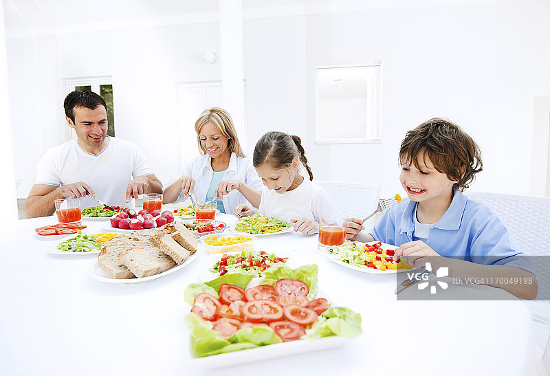 幸福的家庭一起在户外吃饭。图片素材