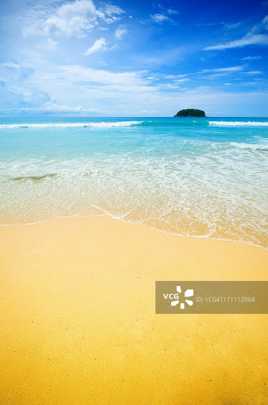 热带岛屿-金色的沙子和蓝色的水图片素材