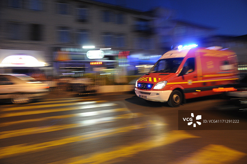 模糊的救护车在马赛的街道上疾驰图片素材