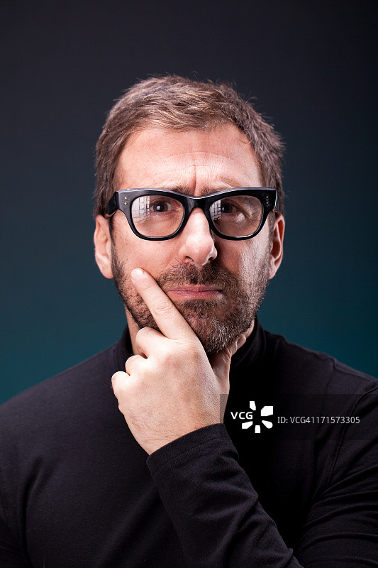 意大利设计师与复古眼镜做一个严肃的表情图片素材