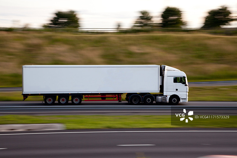 英国高速公路上高速行驶的卡车图片素材