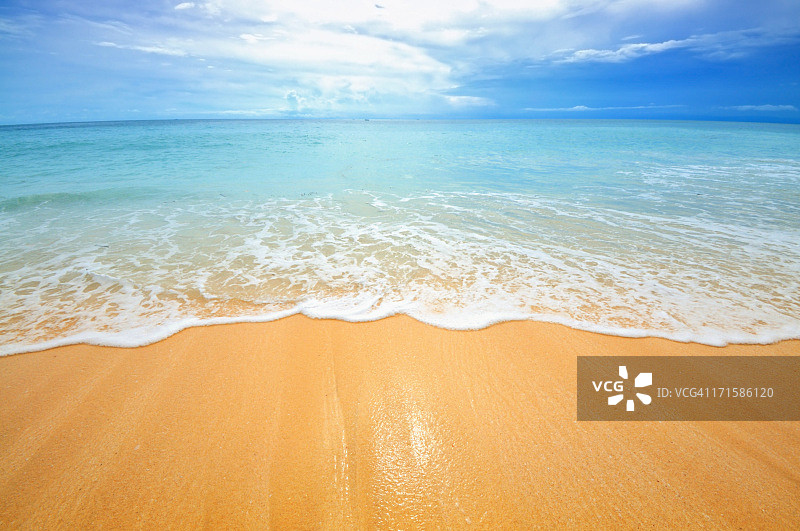 海滩的场景显示沙子，大海和天空图片素材